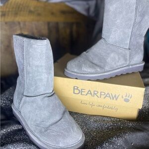Brand new womens Bearpaws!! Never worn!! Very soft and warm!!